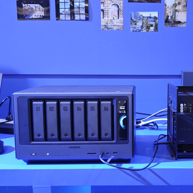 绿联AI NAS iDX6011Pro亮相英特尔大会，本地 AI+外接GPU双管齐下