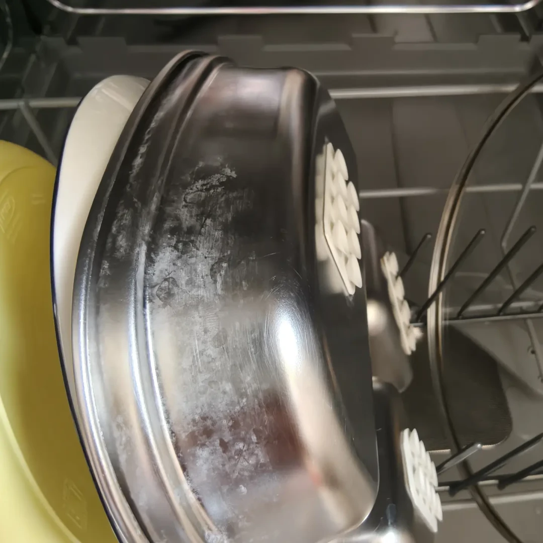 洗碗机洗出的玻璃杯一层白雾、盘边挂彩虹膜?别急着换洗碗粉,也别抄「白醋当亮碟剂」:先拿白醋擦一块分清白水垢、洗涤剂残留还是碱蚀刻,再决定调盐档、降亮碟剂、柠檬酸空洗还是把贵杯子撤出来——那条274赞「白霜破案」帖,栽的就是盐、档位、亮碟剂三个坑