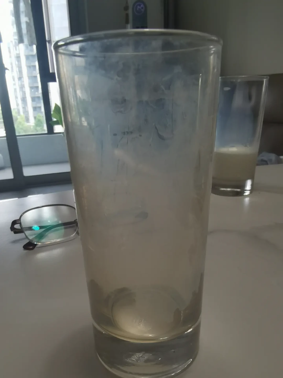 洗碗机洗出的玻璃杯一层白雾、盘边挂彩虹膜?别急着换洗碗粉,也别抄「白醋当亮碟剂」:先拿白醋擦一块分清白水垢、洗涤剂残留还是碱蚀刻,再决定调盐档、降亮碟剂、柠檬酸空洗还是把贵杯子撤出来——那条274赞「白霜破案」帖,栽的就是盐、档位、亮碟剂三个坑
