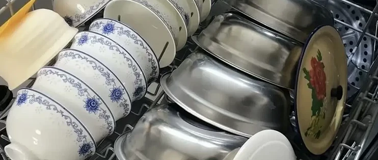 洗碗机洗出的玻璃杯一层白雾、盘边挂彩虹膜？别急着换洗碗粉，也别抄「白醋当亮碟剂」：先拿白醋擦一块分清白水垢、洗涤剂残留还是碱蚀刻，再决定调盐档、降亮碟剂、柠檬酸空洗还是把贵杯子撤出来——那条274赞「白霜破案」帖，栽的就是盐、档位、亮碟剂三个坑