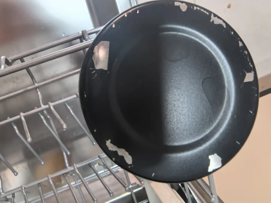 洗碗机洗出的玻璃杯一层白雾、盘边挂彩虹膜?别急着换洗碗粉,也别抄「白醋当亮碟剂」:先拿白醋擦一块分清白水垢、洗涤剂残留还是碱蚀刻,再决定调盐档、降亮碟剂、柠檬酸空洗还是把贵杯子撤出来——那条274赞「白霜破案」帖,栽的就是盐、档位、亮碟剂三个坑