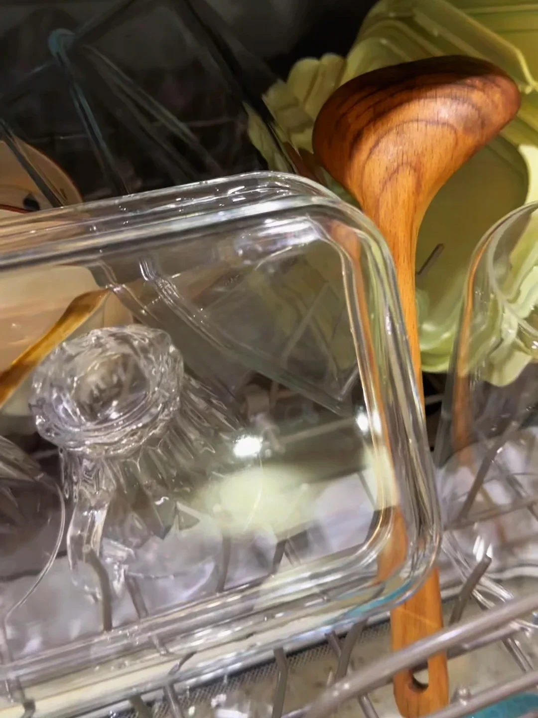 洗碗机洗出的玻璃杯一层白雾、盘边挂彩虹膜?别急着换洗碗粉,也别抄「白醋当亮碟剂」:先拿白醋擦一块分清白水垢、洗涤剂残留还是碱蚀刻,再决定调盐档、降亮碟剂、柠檬酸空洗还是把贵杯子撤出来——那条274赞「白霜破案」帖,栽的就是盐、档位、亮碟剂三个坑