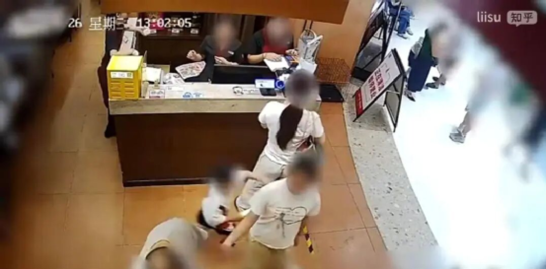 “摸臀姐”被正式起诉,一切都结束了