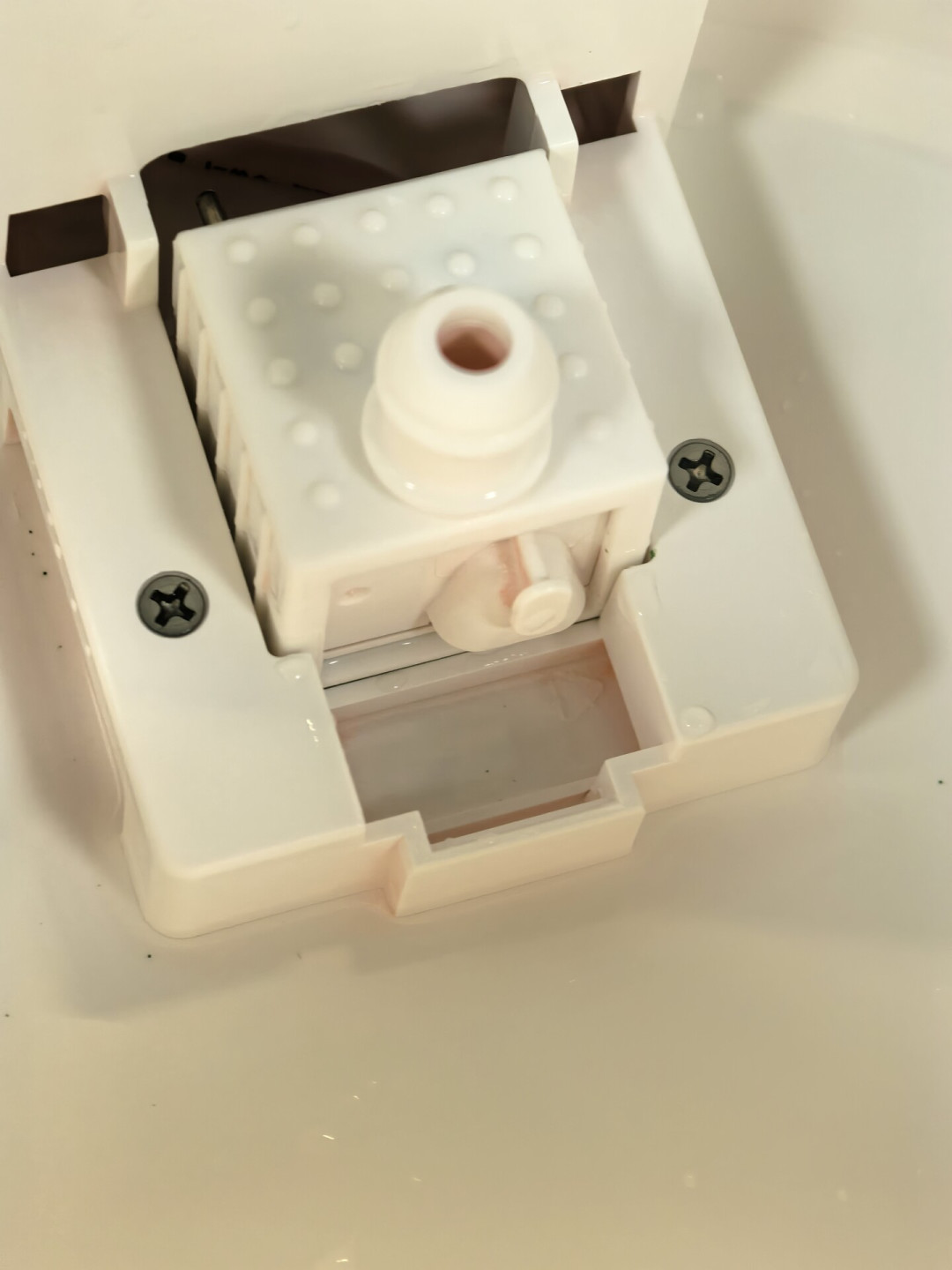 换季翻出加湿器一股霉味,想直接灌水开机?先别急,也别抄「必须用纯净水」「加点醋杀菌」:先看机器是出雾的超声波还是不出雾的蒸发式,再决定水箱里放纯净水还是自来水——韩国那场报告死亡超1800例的事故,水箱里加的就是到处在售的杀菌剂