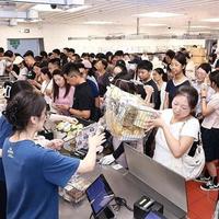 年轻人排队两小时抢网红零食,短保现制背后藏着一本损耗账