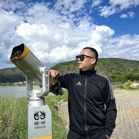 雨后海边走走，这件阿迪夹克刚好