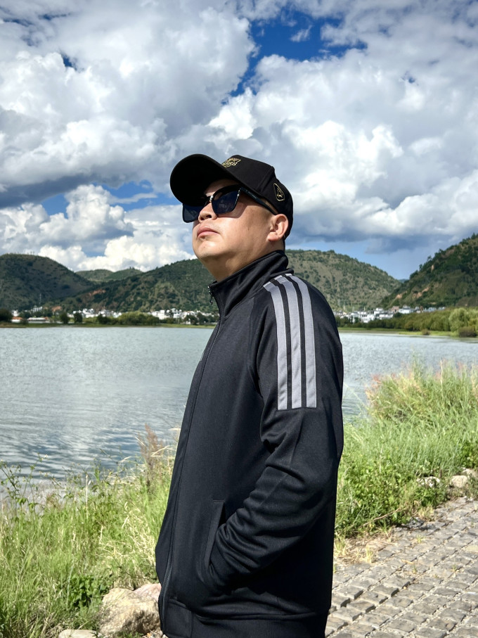 阿迪达斯运动夹克