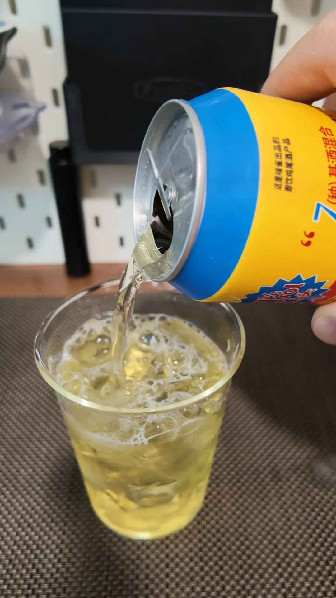 年轻人双节排队挑战的「邪恶老奶酒」,品牌自己都喊「不必喝」:7种基酒、11度、一罐酒精近29克约是膳食指南单日上限两倍——网传「1罐=2瓶强爽=5瓶老雪花」的换算全对不上账,但「上头快」的警告是真的——强度账、口味账、价格账、渠道账我一次算齐