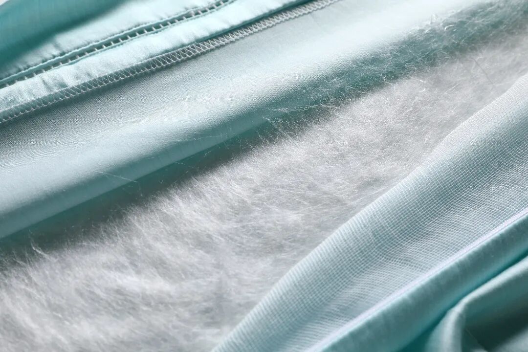 厚被子刚拿出来有味?别急着晒,先看材质