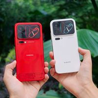 透明特别版开售2小时「售罄」、评论区却反转「小米商城还有货」：小米18Pro这抹六年没见的透明红，对完价格误传、八年情怀谱系、货源真伪、千元溢价四本账，米粉、痛机党、观望党该不该冲，清楚了