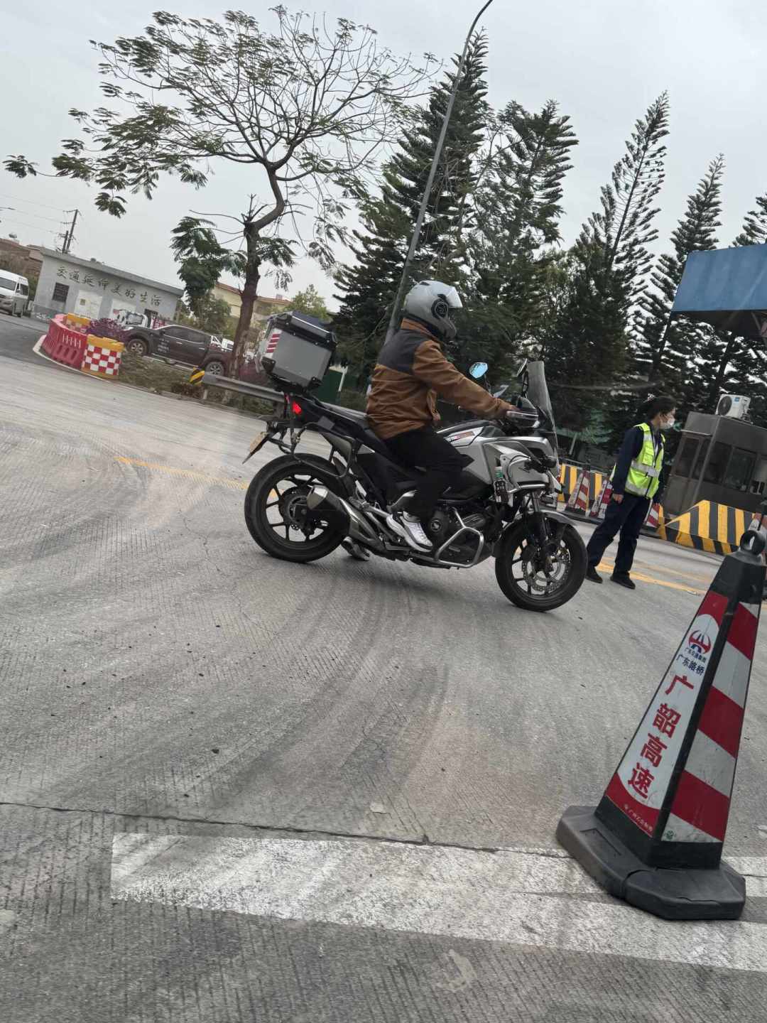 闯卡上高速的已经被行拘,直插汽车充电桩还得看运营商脸色:国庆想骑电摩跑长途的,先把这张路权表和四档补能账算完