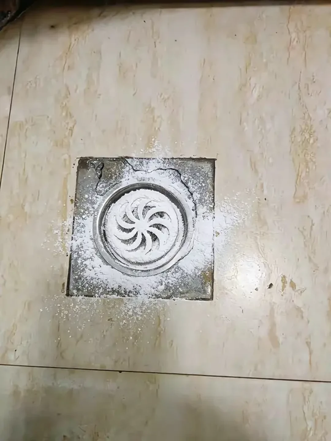 降温关窗第一周,卫生间那股下水道味又回来了:先别急着换防臭地漏——3.8万赞爆帖评论区里换芯还臭、马桶拆三遍还臭的大有人在,知乎9月连出5个新提问、B站水电师傅9月19日刚发止逆阀视频,臭气进屋只有两条路:五个漏点按免费自检顺序排完再花钱,从6块硅胶芯、20块存水弯、30块法兰圈到砸砖断层,租房自住分开说,“一开油烟机就臭”的负压真相和马桶底下那两个洞一次讲清
