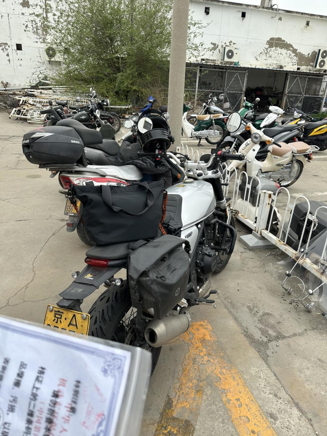 从53万跌到25万:闯卡被拘的探店博主那块京A牌,行情、路权、避坑三本账我一次摆完