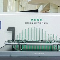 零跑技术日官宣「世界模型下探10万级、激光雷达版免费升级」、当晚就有博主横评把D19智驾打出全场最低分：我核完2027年Q1分批推送的期票账、陈震吹爆和旭鑫垫底的两个版本口径、D19八月销量环比跌39.9%的冲高账，和满载高速续航80.5%的诚意账——20万级家用大七座观望党下订前，先分清「发布会里的世界模型」和「你车机里的4.2624」