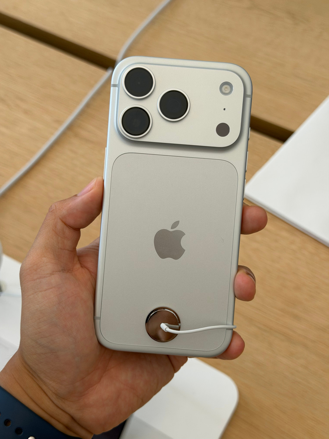 iPhone 18 迁移数据别再干等7小时:核完无线直传、雷电4线传、临时iCloud免费备份三条路线的真实耗时账,反复传输失败、卡在最后14分钟、微信记录三大高频翻车点的社区验证解法,这份「小数据直传·大数据线传·失败党走云·卡住党重启」分人群清单请在动手前收好