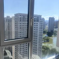 一半晒「赶供暖前换完窗，室温升了2-3度」，一半哭「玻璃成哈哈镜、7000块换窗换来漏雨、报价600多结账1000多」：翻完小红书知乎B站微博几十篇换窗晒单帖、翻车楼和从业者回答，对着GB/T 8478-2020那条1.8毫米壁厚红线和「高层禁外开窗已废止」的规范真相，我把供暖季前最后的倒排时间轴、四档真实价签、增项坑排序和下单前必钉死的5件事理清了