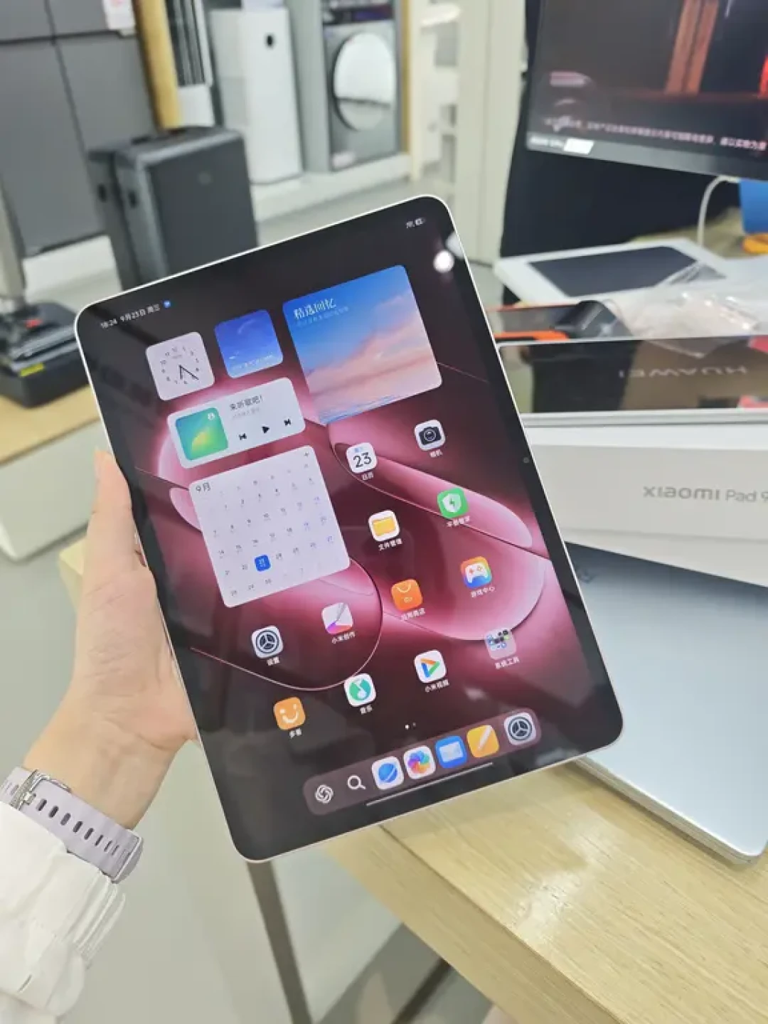 2999的Pad 9今晚跟着18 Pro开售:比上代贵800、芯片原地踏步,Pro还把骁龙8至尊换成了8 Gen5——对完配置、价格、口碑、时机四本账,追剧党、考研党、轻办公党各买哪档、等不等双11,清楚了
