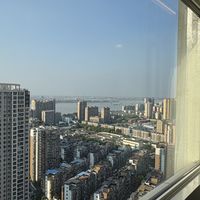 一半晒「1万5封完阳台台风天不渗不啸」，一半哭「报价599一平结账翻倍、加两千改颜色、装完发现是贴牌货」：翻完小红书知乎微博几十篇封阳台换窗晒单帖、避雷楼和从业者拆解，对着GB/T 8478-2020外窗壁厚1.8mm红线和7层以上3C安全玻璃强制条款，我把系统窗值不值的真分界、四档真实价签、三句全有坑的话术和交定金前必钉死的5件事理清了