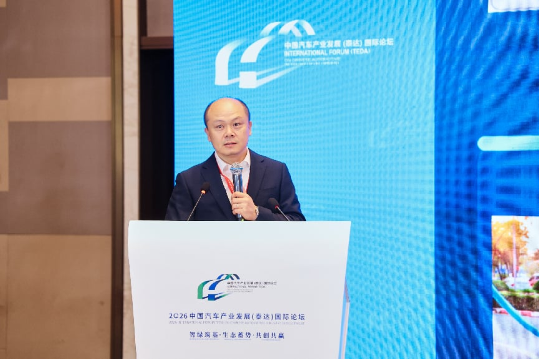 比亚迪固态电池2027上车、宁德泼冷水说5年才量产:等固态还是买现款刀片?首款可能只给仰望、购置税27年减半28年全额、二代刀片产线刚切完——把时间线、购置税、迭代三本账算完再决定