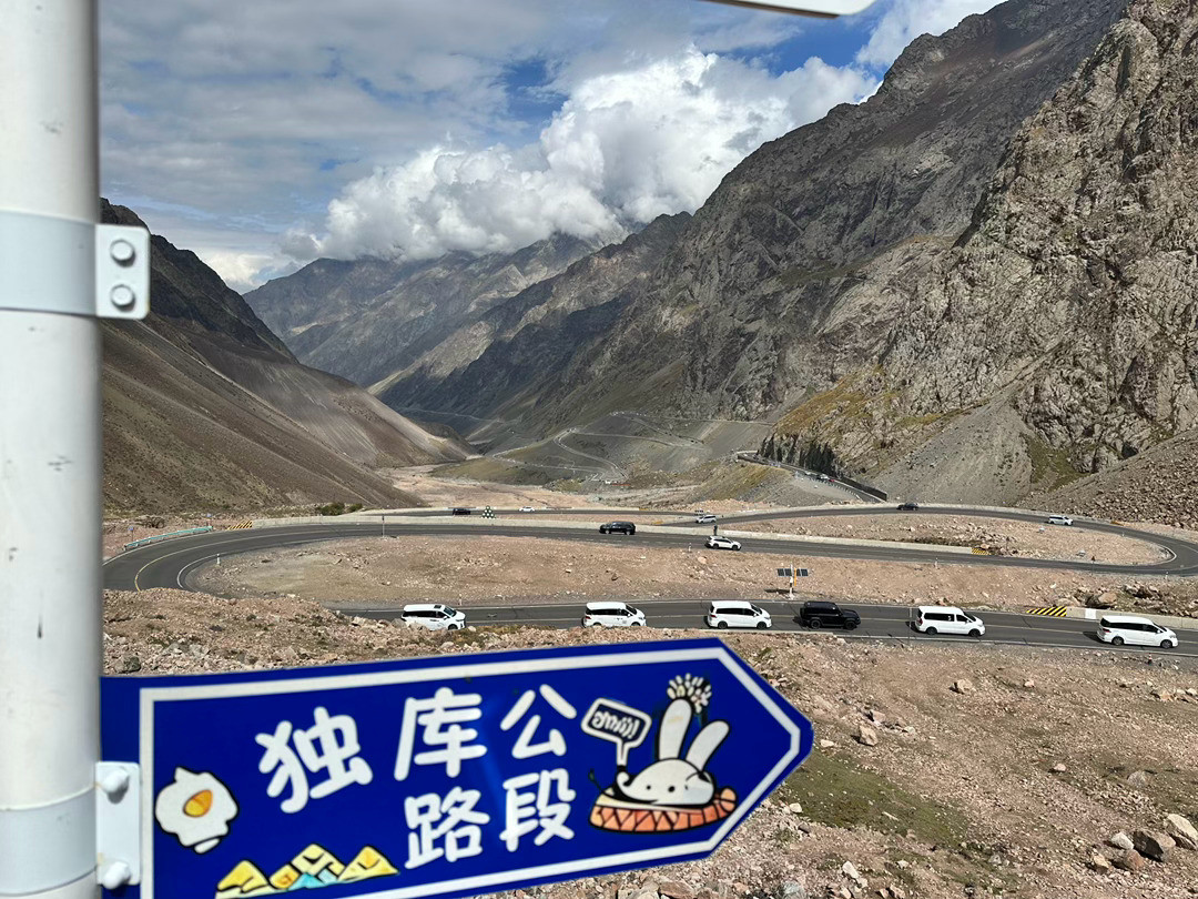 独库达坂9月22日降雪结冰,国庆大概率是今年最后的骑行窗口——我把封闭日报、88元高铁自行车随身行新规和116条路线实帖对了一遍,给骑过环青海湖的进阶骑友排清13天假期里哪条赌窗口、哪条错峰、带车账怎么算、入队前问清什么