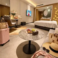 “399两晚希尔顿”刷屏一周后,我把双节前在售的8张“低价酒店券”抄了一遍账:最狠的一张,其实只是张69折优惠券
