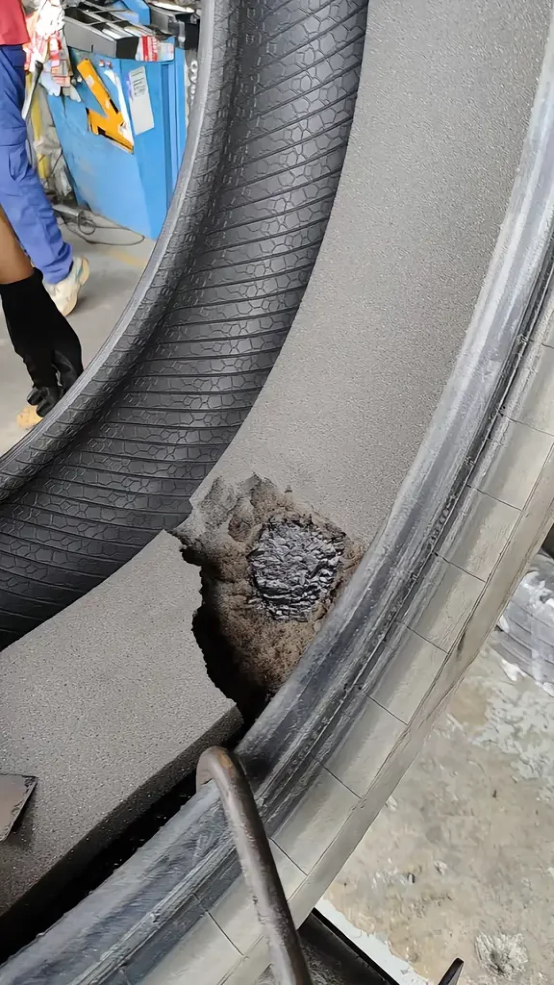 汉的4S店开始推马牌自修补胎,腾势车主先挨了一刀1500:有人40块修好,有人光清胶花了20分钟——换ContiSeal之前,先对完位置、口径、报价这三本账