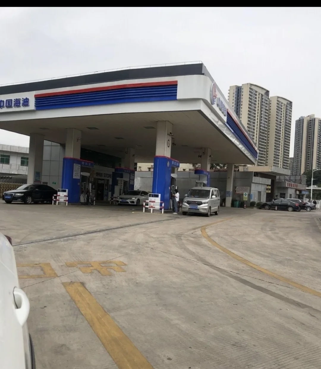 92号冲8.80元、民营站一升便宜一块多，11月1日起加油站全面“交易即开票”：民营的油能不能加——便宜的1块钱从哪来、11月后哪块会消失，加满之前先把三种“便宜油”分开