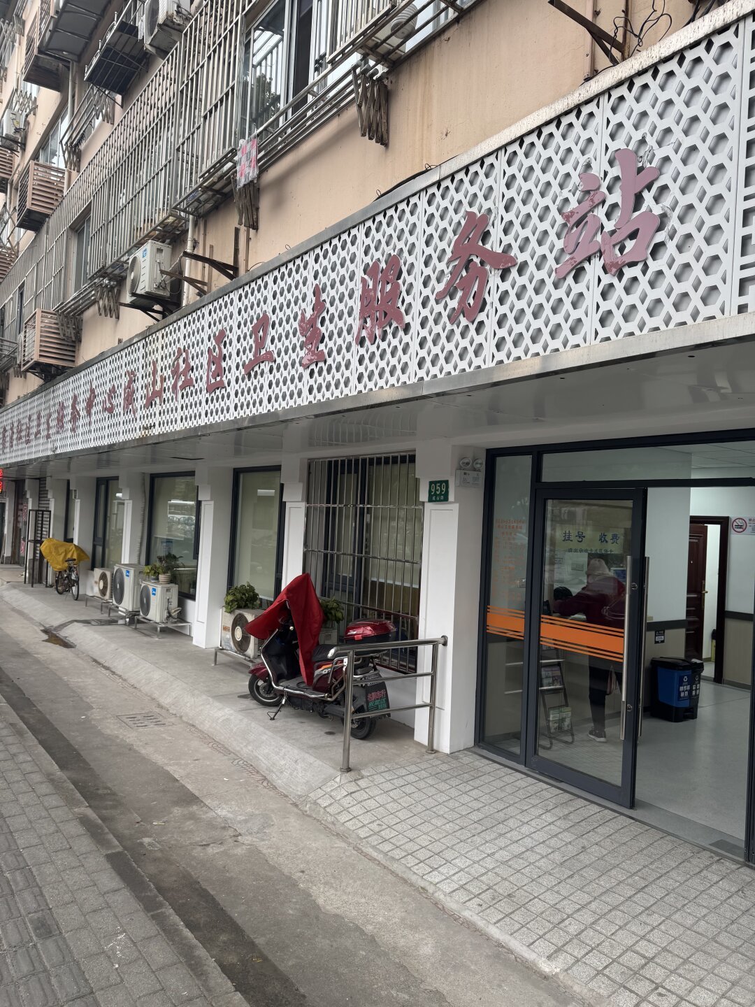 国庆前8天,你家的降压药还在按月开?长处方今年放开到12周,9·19的帖子还在喊“有人开不到”——三部门文件、山东“不设单张处方金额上限”新规、医生“开90天被处罚”自述、光明网药品避暑指南和14695赞的胰岛素冷冻翻车,我全翻了个底——谁能开、怎么要、被拒怎么办、假期断药怎么兜底、路上怎么带、哪些钱白花,一次说清