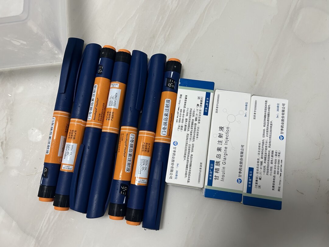 国庆前8天,你家的降压药还在按月开?长处方今年放开到12周,9·19的帖子还在喊“有人开不到”——三部门文件、山东“不设单张处方金额上限”新规、医生“开90天被处罚”自述、光明网药品避暑指南和14695赞的胰岛素冷冻翻车,我全翻了个底——谁能开、怎么要、被拒怎么办、假期断药怎么兜底、路上怎么带、哪些钱白花,一次说清
