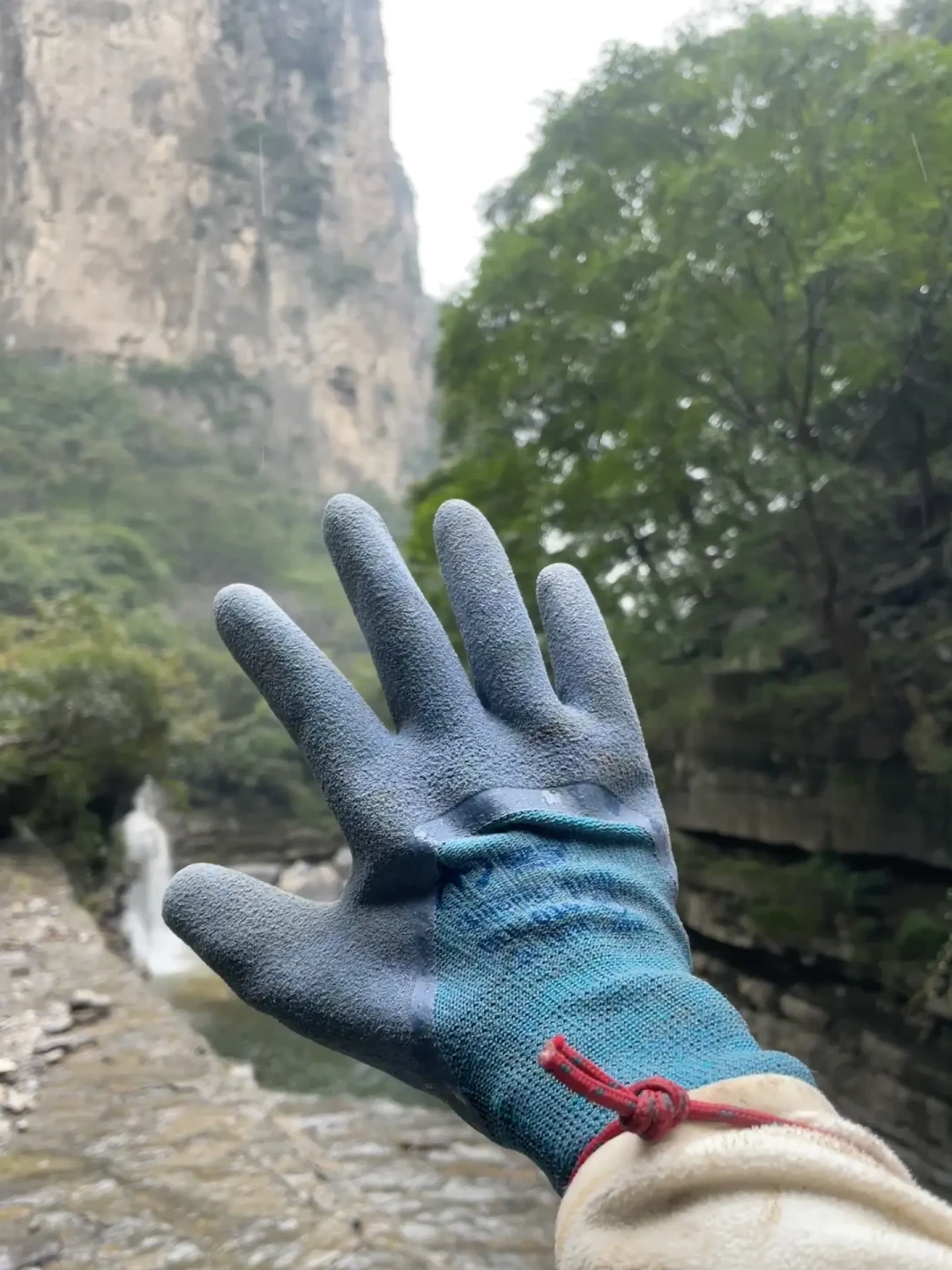 128条评论吵翻的“爬山要不要戴手套”：对完六块五劳保、凯乐石260吊牌和金银山实测，国庆进山这副手套是配伍题，不是保暖题
