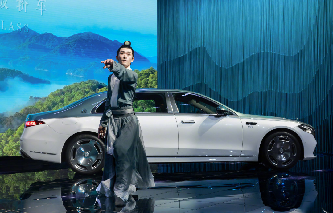 迈巴赫S480的9月:“一台车两个价”,现款砍到116万8、新款订金按160万收——HUD被砍进基础配置表后,三条路到底怎么选