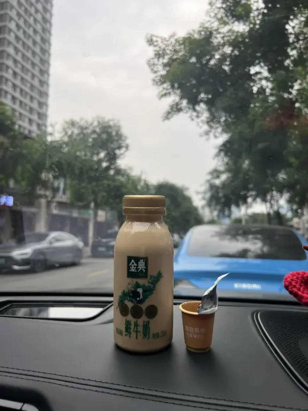 小米把咖啡馆开进车里这天，我决定先把你那杯