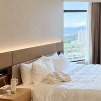 国庆酒店价格涨到翻倍了，“订单转让”成了二手市场：我翻完三个平台的转让帖，算清了买、卖、入住这三笔账