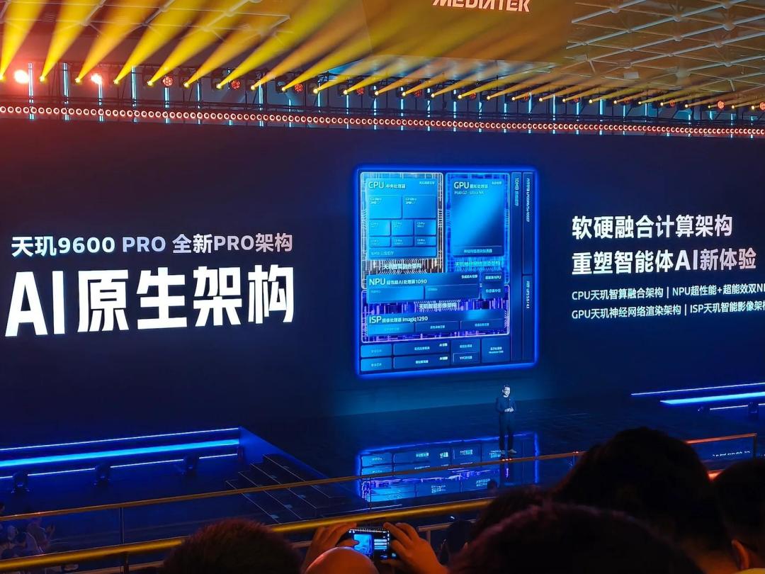 高通和联发科前后脚喊出「手机跑30B」:这次内存墙真凿开了缝,但没动的三堵墙才是决定你要不要加卡的地方