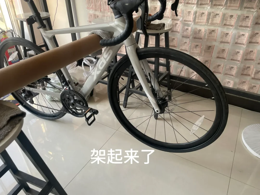换胎党注意:极速380换28c同路线省5分钟、换32c实测速度没变,国庆前进喜德盛门店换胎前,速度、胎噪、内胎、工费四本账我先对完