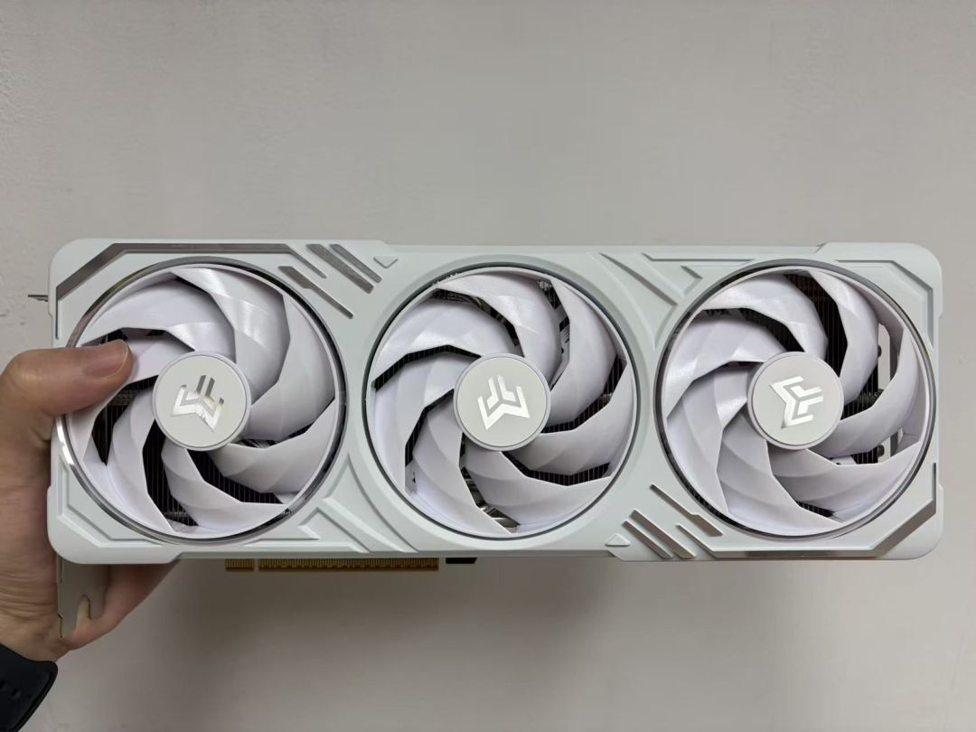 盯了两个月内存和显存,你可能没注意:一封砍单30%的通知,正卡在下一代英伟达旗舰的封装上