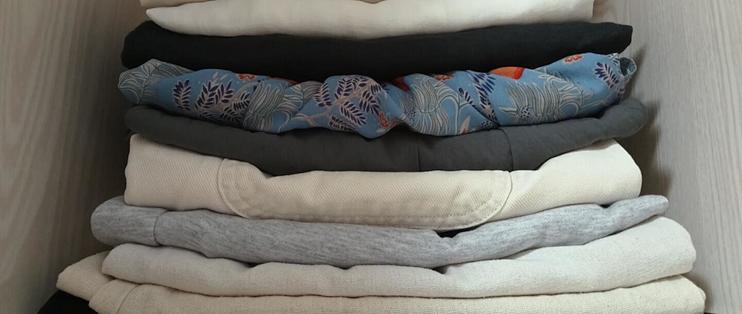 白衣服收出来发黄？别急着泡84，先看洗标
