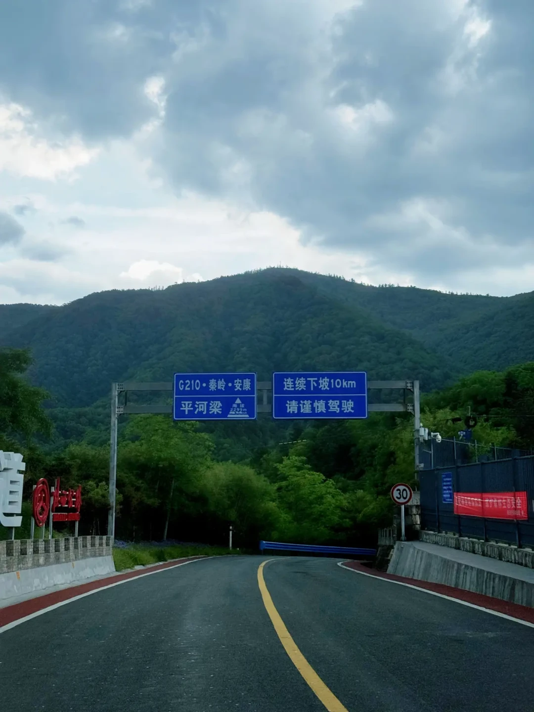 不禁摩的城市画了条线：西安今发通告，6路段夜间禁400cc以上摩托，10月8日施行——六条通告我逐条拆完了