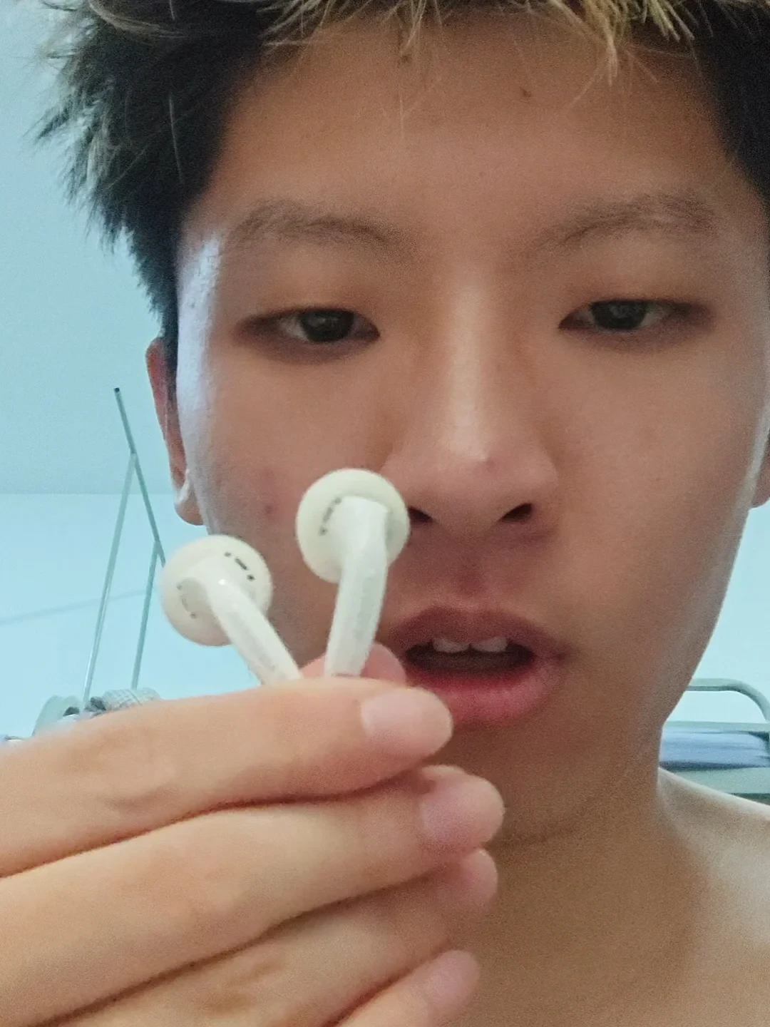 有线耳机翻红半年了:一季度销售额涨20%、30元波点款3天抢疯,但热帖最高赞评论是“手机没插孔啊”——上车前把接口、价位、假货三笔账算清楚
