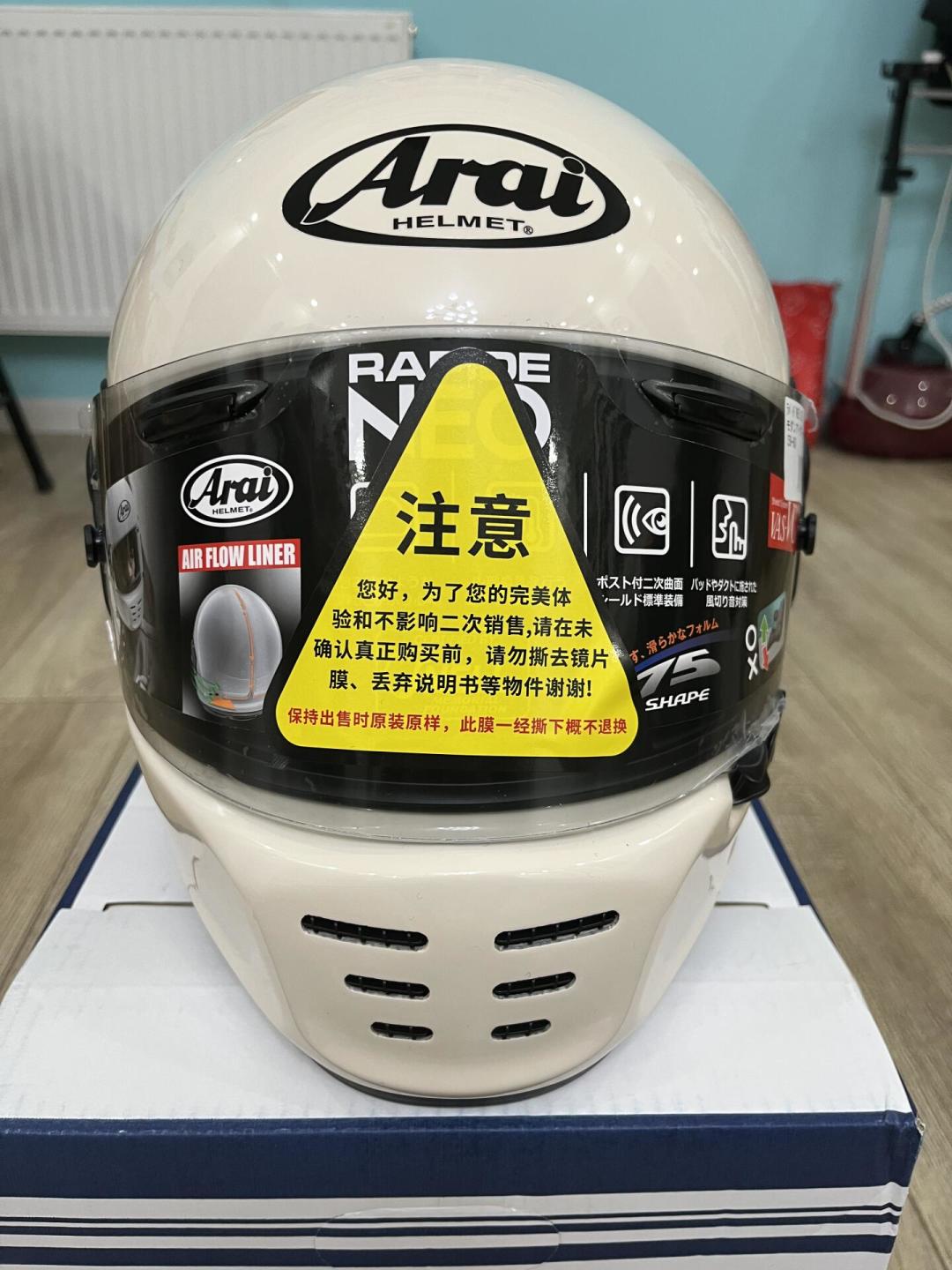 「京东1999的Arai Neo,一晚上就被抢空了」:对完四年价签和160条评论,这顶最便宜的Arai只适合三种人