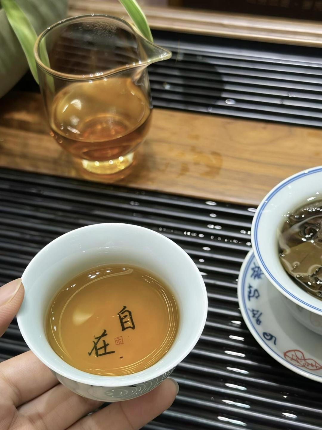 秋分刚过煮茶季开场,「十年老寿眉」突然变多了:我把9月23日两条同日避坑帖、外黑内绿的铁证、压饼只有二十多年历史的时间线和99元老饼的对不上账摆齐,理清做旧的3条路数、2种容易被误伤的茶和开炉前4类人的动作