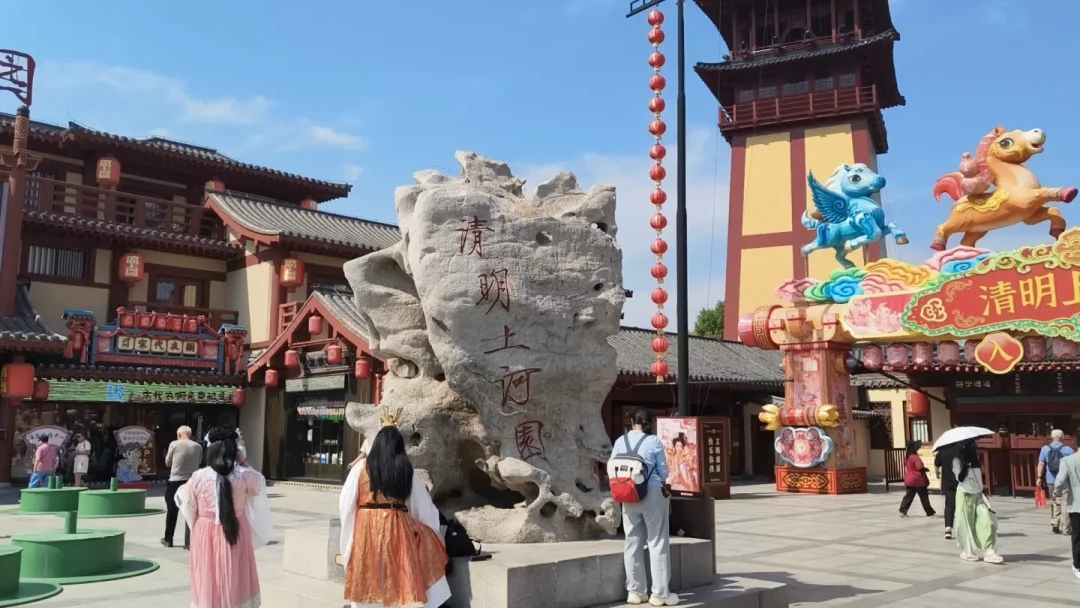 清明上河园的国庆局，和平时的局不是同一个局：交子、占位、门票，三套日常攻略到10月1日集体失效
