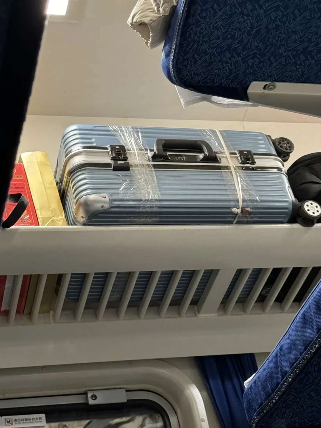 拉链能戳开、铝框会歪扣:国庆前纠结这两个款的人,先看评论区哪一边翻车