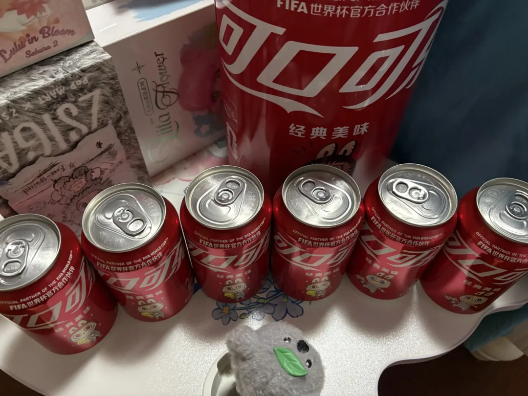 「29.9的铁皮桶,凭啥让Labubu粉丝集体冲盒马」:可口可乐×LABUBU世界杯联名礼罐全国铺货账本——隐藏罐「立罐+捏边」辨认攻略已流出、称重300g没用,去年抢不到的桶今年补货「等等党」赢了,2024款盲盒二手已半价出,收纳党、隐藏党、囤货党、等等党分头算清再动手
