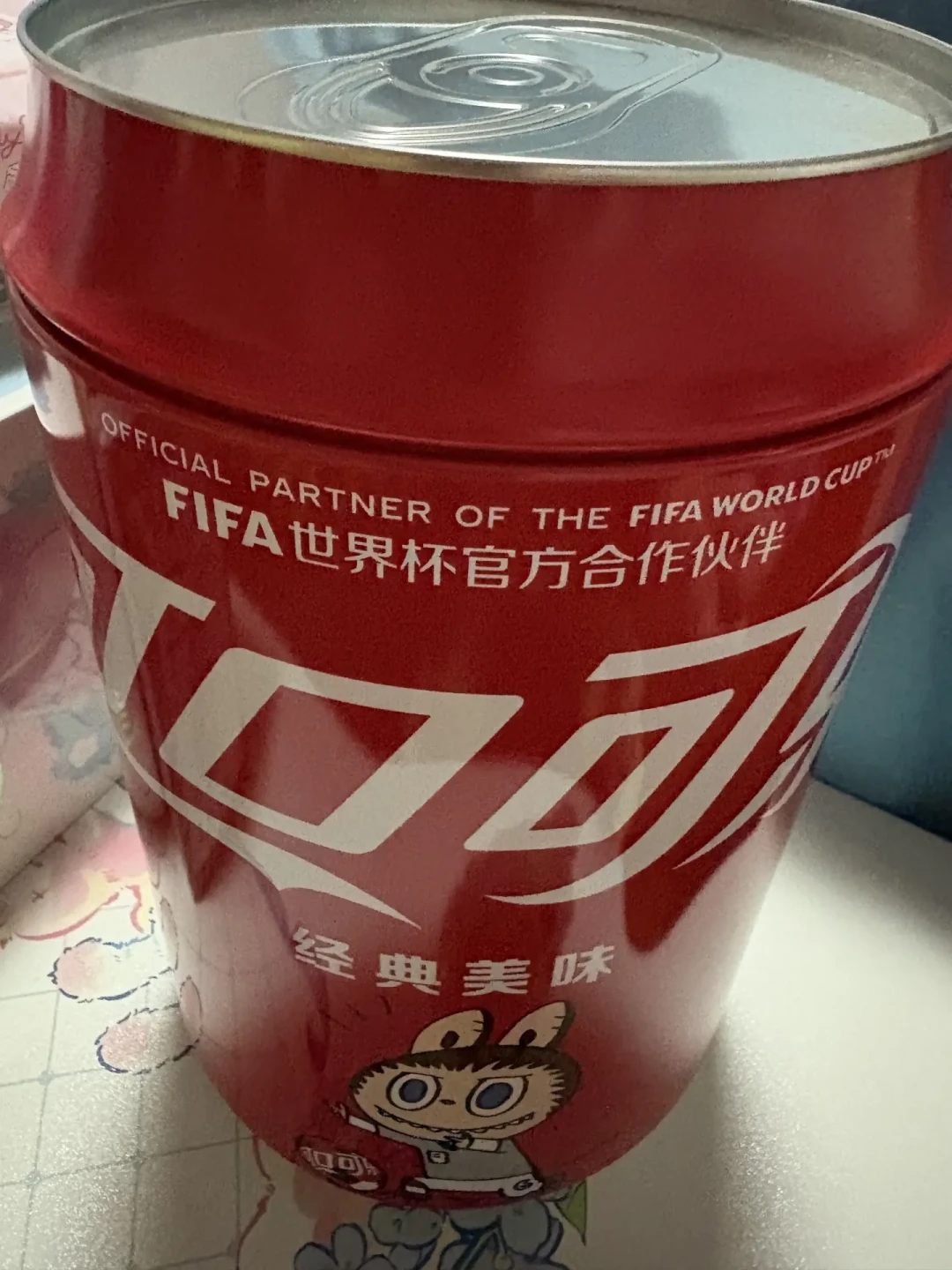 世界杯都结束了，可口可乐×LABUBU联名罐却在盒马返场：6罐+大铁罐40元，值不值一次算清
