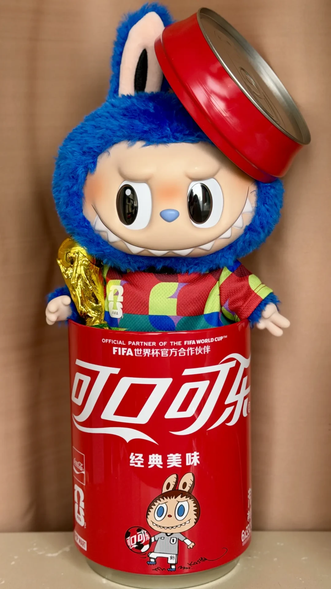 世界杯都结束了，可口可乐×LABUBU联名罐却在盒马返场：6罐+大铁罐40元，值不值一次算清