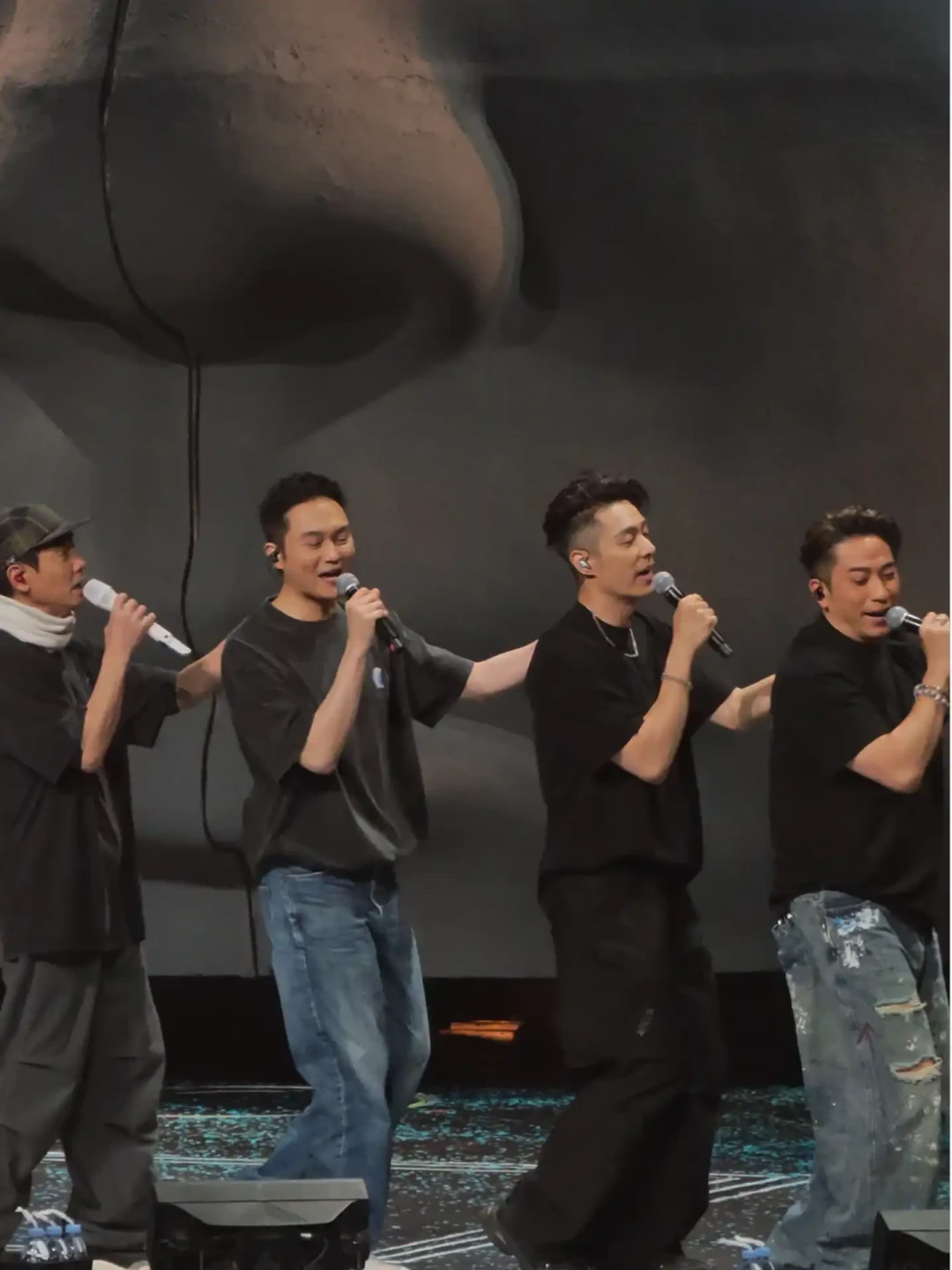 陈小春把演唱会退场玩成