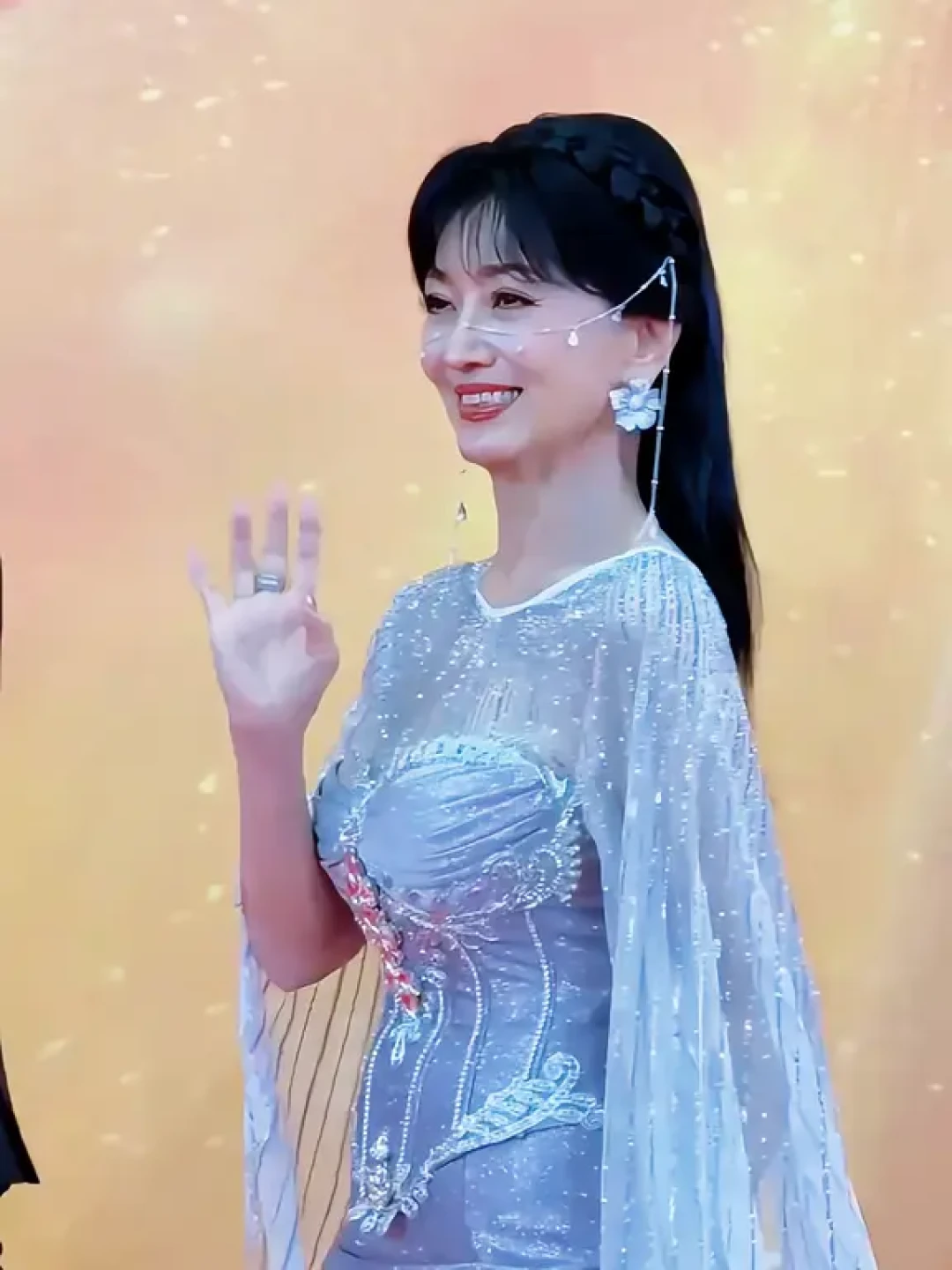 从“千年等一车”到“脸帘”刷屏:71岁赵雅芝四天三城连轴转,芝迷直呼“根本看不过来”