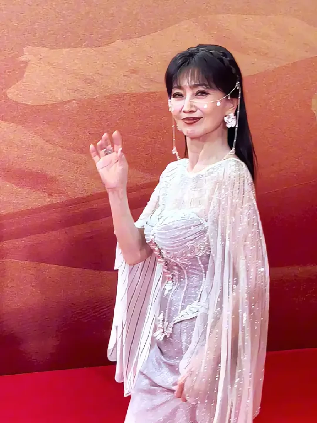 从“千年等一车”到“脸帘”刷屏:71岁赵雅芝四天三城连轴转,芝迷直呼“根本看不过来”
