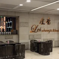 被隋坡差评后的三种命运：鲁菜根"秒道歉"照常满座、尘香老板硬刚、阿一鲍鱼沉默